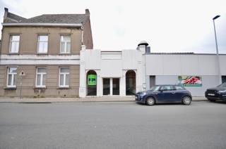 Deze gelijkvloerse handelsruimte heeft een oppervlakte van 80m2 + een bijkomende keukenruimte van 19m2. <br />Interessante ligging vlak bij het Tacambaroplein in het centrum. <br />Parking voor de deur.<br />Voedingshandel of horeca niet toegelaten.<br />Handelshuurcontract van 9 jaar.<br />Interesse? Contacteer Immo Roman, gsm 0472 35 92 86.