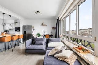 <p><strong>Wonen aan de Bisschoppenhoflaan</strong> betekent wonen op een strategische locatie waar bereikbaarheid en stadsleven perfect samenkomen. Deze centrale ligging in Deurne biedt een uitstekende aansluiting op de Antwerpse Ring en de belangrijkste invalswegen, evenals een vlotte verbinding met het stadscentrum. Ideaal voor wie comfortabel wil wonen met alle voorzieningen binnen handbereik.</p>
<p>In de directe omgeving vindt u winkels, scholen, openbaar vervoer en groene zones op wandelafstand. Een buurt die leeft en volop in ontwikkeling is.</p>
<p><strong>Indeling:</strong><br />Aan de straatzijde bevindt zich de aangename woonkamer op laminaat met aansluitend een open keuken, uitgerust met alle hedendaags comfort. Dankzij raampartijen aan beide zijden geniet het appartement van een uitzonderlijke lichtinval. Via een lange, verzorgde inkomhal bereikt u het slaapgedeelte achteraan, waar zich twee slaapkamers op laminaat bevinden. In de hal is een praktische nis voorzien die perfect kan dienen als extra bergruimte. Verder is er een apart toilet met handenwasser, ingemaakte kast en een badkamer met douche en badkamermeubel. Een privatieve kelder is inbegrepen.</p>
<p><strong>Kortom:</strong> een zeer verzorgd en instapklaar appartement op een uitstekende locatie. Aarzel niet en maak snel uw afspraak.</p>
<p><strong>EPC:</strong> 209 kWh/m²/jaar<br /><strong>Algemene onkosten:</strong> €150/maand (incl. verwarming, warm water, water, poetsdienst, blokpolis, syndicus en elektriciteit van de gemeenschappelijke delen).</p>