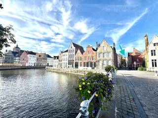 Unieke HERENWONING met grote GARAGE, STADSTERRAS, 2 slaapkamers en 2 badkamers in hartje Brugge
Centraal gelegen, nabij de Spinolarei, het Jan Van Eyckplein, de Burg en de Markt, bevindt zich deze karaktervolle herenwoning. De woning werd recent gerenoveerd met oog voor kwaliteit en detail, waarbij authentieke elementen en hedendaags comfort harmonieus samengaan. Warme houten balken, parketvloeren en stijlvolle materiaalkeuzes zorgen voor een bijzonder sfeervol geheel.
Op het gelijkvloers bevindt zich een royale inkomhal met gastentoilet, een slaapkamer/bureauruimte met aansluitende douchekamer, een ruime garage met maatkasten, een praktische, volledig ingerichte wasplaats met kasten en een kelder.
De eerste verdieping vormt het hart van de woning. De lichtrijke leefruimte is voorzien van een mooie parketvloer en een authentieke open houthaard. De volledig ingerichte open keuken sluit hier naadloos op aan en is uitgerust met een natuurstenen werkblad en kwalitatieve inbouwtoestellen. Vanuit de keuken is er rechtstreeks toegang tot het aangename stadsterras.
De tweede verdieping omvat een ruime masterbedroom met maatkasten en een luxueuze badkamer met een dubbel lavabomeubel, ligbad, douche en toilet.
Met een EPC van 116 kWh/m² (E-peil 66), conforme elektrische installatie combineert deze woning karakter met hedendaags wooncomfort.
Een stijlvolle stadswoning met een uitzonderlijke combinatie van authenticiteit, comfort, buitenruimte en garage, midden in het historische hart van Brugge.