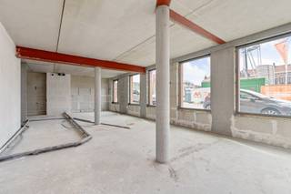 Droom jij van een eigen handelszaak of kantoor op een zichtlocatie? Of ben je op zoek naar een slimme investering in een bruisende gemeente met toekomst? Dan is dit jouw kans!<br /><br />Centraal gelegen in Machelen, vlakbij scholen, winkels, horeca en met vlotte bereikbaarheid via de R0 en E19. Dankzij de ligging van dit casco pand geniet je van maximale visibiliteit en een constante stroom van voorbijgangers.<br /><br />Troeven van deze commerciële ruimte:<br /><br />· Ruim en lichtrijk nieuwbouwpand<br />· Flexibele indeling, geschikt voor, kantoor of dienstverlening<br />· Mogelijkheid tot aankoop van parkeerplaatsen en/of kelder<br /><br />Tip: voor de snelle beslissers is dit pand ook combineerbaar tot een ruim pand van 105m² met 2 ingangen (bij aankoop van de naastgelegen unit)<br /><br />Perfect voor ondernemers die op zoek zijn naar zichtbaarheid, bereikbaarheid en groeipotentieel.<br /><br />Grijp deze kans en laat jouw zaak bloeien in het kloppend hart van Machelen!<br />Dit is een aanbod dat je niet wilt missen!