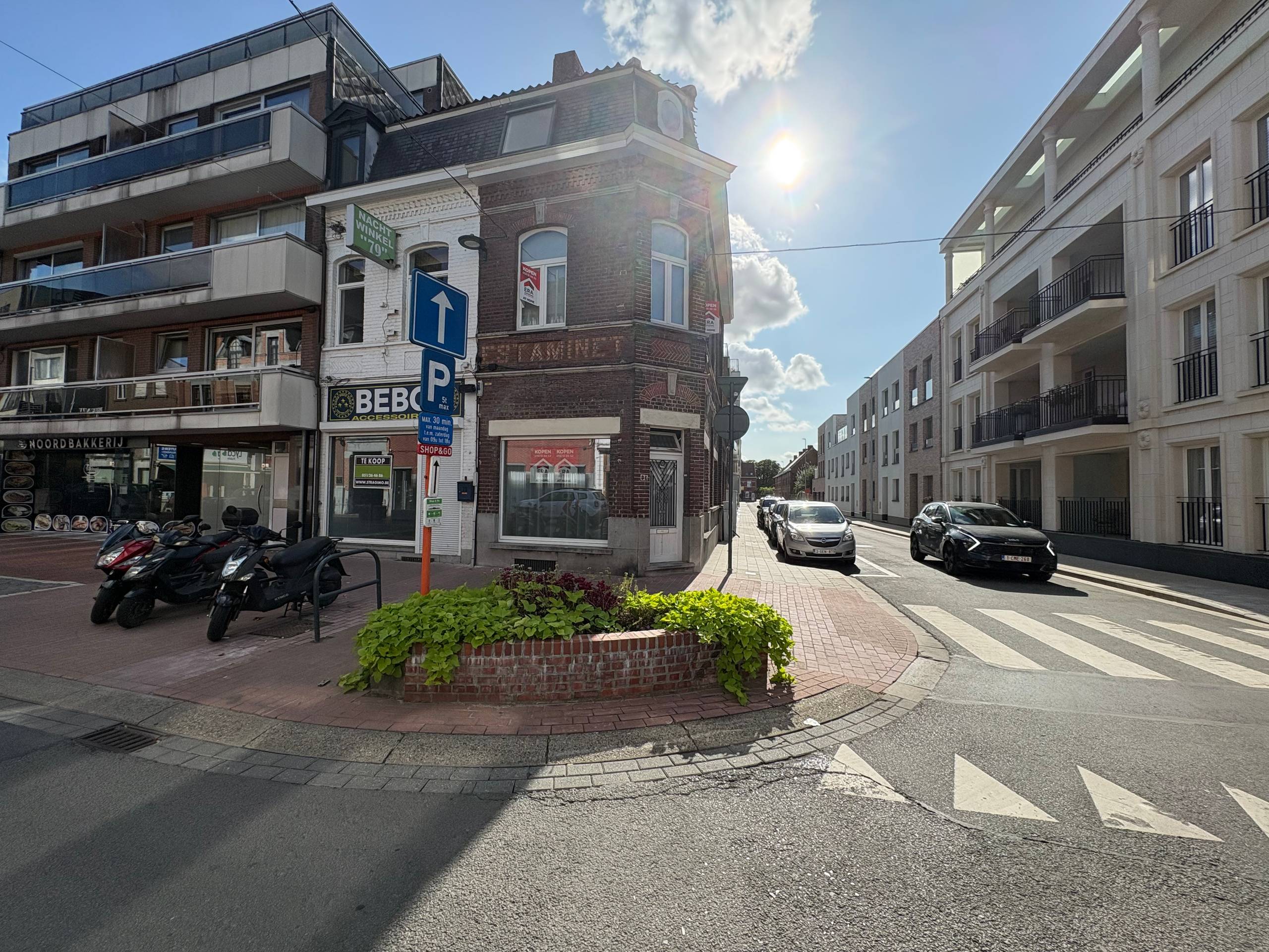 Hoekwoning/handelspand met uitweg en garage in centrum. - foto 3