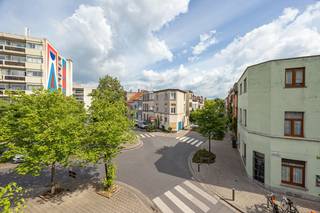 Bekijk alvast de videotour, grondplan, EPC, asbestattest &amp; elektrische keuring via de Wellimmo-site (documenten) - voor meer info of een bezoek: info@wellimmo.net of 03/225 00 68<br /><br />☀️ Licht, karakter en een vleugje vintage. Dit instapklare appartement van +-70m² combineert authentieke charme met hedendaags wooncomfort in een uitstekend onderhouden jaren 60-gebouw, op een gegeerde locatie vlakbij het bruisende Krugerplein (Bar Leon, Frituur Tina,.....) Dankzij de vele ramen en de gunstige oriëntatie baadt de leefruimte de hele dag in natuurlijk licht. De originele parketvloer, authentieke details en tijdloze materialen geven het appartement een warme uitstraling met een eigen karakter. De leefruimte sluit aan op de volledig geïnstalleerde keuken, die desgewenst eenvoudig kan worden opengemaakt voor een nog ruimere woonbeleving. Verder beschikt het appartement over 2 slaapkamers (13 en 6m²), waarvan één uitgeeft op een gezellig zuidgericht terrasje, een verzorgde badkamer met ligbad, een apart toilet, een wasplaats en maar liefst 2 inbegrepen privatieve kelderbergingen. Ook de gemeenschappelijke binnenkoer die mag gebruikt worden door de bewoners vormt nog een aangename extra troef.<br /><br />Troeven<br />✔ Instapklaar met leuke vintage-elementen<br />✔ Zeer lichtrijk dankzij grote ramen en open uitzicht <br />✔ Zuidgericht terrasje bereikbaar via de 2de slaapkamer<br />✔ Asbestveilig &amp; conforme elektriciteit<br />✔ 2 privatieve kelderbergingen inbegrepen<br />✔ Lage maandelijkse lasten (30€ werking gebouw +30€ reservefonds) en laag KI<br />✔ Verzorgde mede-eigendom <br />✔ Mogelijkheid tot het stallen van een fiets in het gebouw en huren van een parkeerplaats in de directe omgeving<br /><br />Gelegen in een levendige buurt van Borgerhout, op wandelafstand van gezellige cafés en buurtrestos , winkels, openbaar vervoer en alle dagelijkse voorzieningen. Een locatie waar stedelijke dynamiek en aangenaam wonen perfect samenkomen.<br /><br />Een appartement met karakter, veel licht en een uitstekende ligging — ideaal als stijlvolle starterswoning, stadswoning of zorgeloze investering.