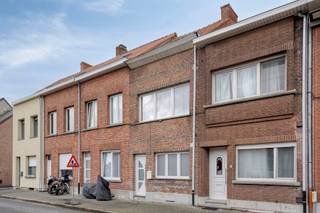 <p>In deze woning woon je aan een stil, gezellig plein waar kinderen vrijuit spelen en de dag nog in alle rust begint. Deze woning werd in 2014 volledig gerenoveerd en is vandaag instapklaar, met hier en daar nog een kleine opfrissing naar jouw smaak.</p><p></p><p>Beneden kom je binnen in een warme <strong>woonkamer </strong>waar je moeiteloos een comfortabele zithoek en een ruime eettafel plaatst. De grote keuken sluit daar mooi op aan en vormt het kloppend hart van het huis, ideaal voor lange avonden tafelen. <br />De ruime badkamer op het gelijkvloers (in het begin) biedt alle comfort. <br />In de <strong>kelder </strong>heb je verrassend veel bergruimte.</p><p></p><p>Op de <strong>eerste verdieping</strong> vind je twee volwaardige slaapkamers met een aangename lichtinval. <br />Via de tweede kamer leidt een vaste trap naar de ruime <strong>zolder</strong>, die perfect kan dienen als extra slaapkamer, bureau of hobbyruimte.</p><p></p><p>Buiten wacht een toffe tuin met terras waar je in alle privacy geniet van zon en groen. De ligging aan het plein geeft een open gevoel en een veilige omgeving. Benieuwd hoe dit huis aanvoelt als jouw thuis, dan ontdek je het graag zelf ter plaatse.</p><p><br />Plan je bezoek in via onze website!</p>