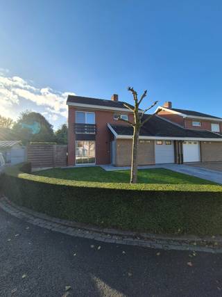 🏡 Te koop – Halfopen bebouwing nabij centrum in rustige doodlopende straatBieden vanaf: €349.000In een rustige doodlopende straat, op korte afstand...