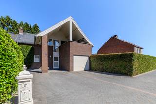 Welkom op de Frans Kusterslaan 10 in Rekem. Deze charmante woning heeft heel wat te bieden waaronder een aangename woonomgeving, drie slaapkamers, een gezellig overdekt terras én nog zoveel meer! <br /><br /><strong>Residentiële ligging</strong><br />Dankzij de ligging in het geliefde Rekem geniet u hier van een aangename woonomgeving met vlotte verbindingen naar naastliggende gemeentes (Lanaken centrum, Maasmechelen, Zutendaal, etc.) en de Nederlandse grens. Daarnaast bevindt de woning zich op korte afstand van lokale winkels, scholen, horeca en dagdagelijkse voorzieningen. Bovendien zijn er tal van wandel- en fietsmogelijkheden in de directe omgeving. Kortom, de ideale thuisbasis voor wie op zoek is naar een strategisch gelegen woning zonder te moeten inboeten op rust en natuur.<br /><br /><strong>Opbouw en indeling</strong><br />De woning werd gebouwd in 1978 en bestaat uit drie bouwlagen, waaronder de kelderverdieping, het gelijkvloerse en de eerste verdieping. <br /><br />Bij het betreden van de woning komt u terecht in de ruime inkomhal van waaruit u toegang heeft tot de inpandige garage met automatische poort, drie ruime tot comfortabele slaapkamers en de badkamer. De badkamer is momenteel uitgerust met een ligbad, douche en lavabo. <br /><br />Via de vaste trap in de inkomhal bereikt u de eerste verdieping, waar u terecht komt in de gezellige leefruimte waar het aangenaam vertoeven is.<br />De leefruimte wordt onderverdeeld in een aparte zithoek met open haard, een eethoek en open keuken.<br /><br />De keuken is praktisch ingericht en voorzien van de nodige toestellen waaronder een inductiekookplaat, combi-oven, vaatwasser, koelkast en diepvries. Comfort gegarandeerd. <br /><br />Vanuit de keuken heeft u rechtstreeks toegang tot het overdekte terras aan de voorzijde van het gebouw, een aangename plek om buiten te genieten.<br /><br />Tot slot is de woning gedeeltelijk onderkelderd en opgedeeld in verschillende kelderruimtes. Hier bevindt zich onder andere de aansluiting voor de wasmachine en droogkast. Deze ruimtes bieden heel wat extra mogelijkheden voor opslag en praktisch gebruik.<br /><br />Naast de inpandige garage beschikt de woning over een beklinkerde oprit met plaats voor twee extra wagens, wat zorgt voor extra comfort en parkeermogelijkheden.<br /><br /><strong>Buitenruimte en extra perceel bouwgrond</strong><br />De buitenruimte van deze woning biedt enkele interessante mogelijkheden, die we graag wat verder toelichten.<br /><br />De woning is gelegen op een perceel met een oppervlakte van 2a 97ca. Op de foto's wordt dit perceel aangeduid met een oranje kader.<br />Het naastgelegen perceel, eveneens met een oppervlakte van 2a 97ca, wordt momenteel door de eigenaars als tuin gebruikt. Dit perceel betreft bouwgrond en behoort niet standaard tot het aangeboden eigendom.<br /><br />Voor dit naastgelegen perceel zijn er verschillende mogelijkheden:
<ul>
	<li><strong>Aankoop: </strong>het perceel kan samen met de woning worden aangekocht. De vraagprijs is beschikbaar op aanvraag.</li>
	<li><strong>Verder gebruik als tuin:</strong> indien gewenst kan het perceel als tuin gebruikt blijven worden, mits betaling van een jaarlijkse vergoeding aan de eigenaar. Dit voor een te bepalen periode.</li>
	<li><strong>Geen bijkomend gebruik of aankoop: </strong>uiteraard kan de woning ook zonder het naastgelegen perceel worden aangekocht.</li>
</ul>
Bij de bijlagen/downloads vindt u een duidelijk overzicht van de perceelsgrenzen. Zo ziet u precies welk gedeelte van de buitenruimte tot de woning behoort en waar de grens met het naastgelegen perceel zich bevindt.<br /><br />Heeft u hierover nog vragen of wenst u meer informatie over de verschillende mogelijkheden? Neem gerust telefonisch of per e-mail contact op met ons kantoor.<br /><br /><strong>Waarom deze woning uw aandacht verdient</strong>

<ul>
	<li>Charmante woning gelegen in het gezellige Rekem</li>
	<li>3 slaapkamers</li>
	<li>Gezellige woonkamer met open haard</li>
	<li>Overdekt terras aan de voorzijde </li>
	<li>Kelder met verschillende ruimtes</li>
	<li>Diverse mogelijkheden m.b.t. het naastgelegen perceel</li>
</ul>
<br />Interesse in deze woning in Rekem? Neem contact met ons op via het nummer <span><strong>+32 (0)89 23 44 22</strong></span> of mail naar<strong><span> info@immoverslegers.be</span></strong>!