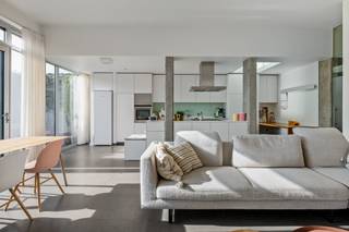 <div><div> <p>Ruime woning met eigentijdse architectuur in het centrum van Wommelgem.</p><p>Deze ruime en lichtrijke woning is centraal gelegen in Wommelgem en werd gebouwd in 2008, met een uitbreiding in 2019. De woning heeft een uiterst verzorgde afwerking en een doordachte indeling. De inkomhal geeft toegang tot de leefruimte met open keuken, uitgerust met een lange kastenwand en kookeiland. Het hoge plafond en de grote raampartijen over de volledige achtergevel zorgen voor veel lichtinval en een directe verbinding met de oostgerichte tuin, die beschikt over twee terrassen en een zonneluifel. Op de eerste verdieping bevinden zich twee slaapkamers van 11 m², bereikbaar via een dressing die ook als thuiskantoor kan dienen. De badkamer is voorzien van een inloopdouche, ligbad, wastafelmeubel en toilet, met ernaast een tweede dressing voor extra bergruimte. De derde slaapkamer van 15 m² bevindt zich op de tweede verdieping en geeft toegang tot een extra zolderberging. Alle slaapkamers zijn voorzien van airco. De inpandige garage doet ook dienst als was- en bergruimte, met ruimte voor de fietsen. Daarnaast is er een oprit met plaats voor een extra wagen. De woning beschikt over centrale verwarming op gas, met een ATAG-ketel uit 2024, gedeeltelijke vloerverwarming en zonnepanelen, geplaatst in 2023. Kortom, een ruime gezinswoning met drie slaapkamers, tuin en garage, gelegen in het centrum van Wommelgem.</p></div> </div>