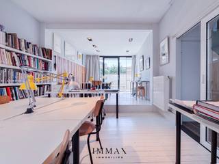 Deze ruime instapklare woning gelegen in centrum Sint Kruis combineert een handelsfunctie met een volwaardig woongedeelte — ideaal voor zelfstandigen of handelaars die wonen en werken willen integreren zonder in te boeten op comfort of professionaliteit.<br />Deze woning biedt veel mogelijkheden zoals woon/werk combinatie, zorgwoning/kangoeroewoning of co-housing en kan natuurlijk ook dienst doen als ruime ééngezinswoning.<br /><br />Bij het betreden van het woongedeelde komt u terecht in een ruime inkom met traphal. <br />Op het gelijkvloers is er een kantoorruimte of leefruimte(32,5m2) met zonnige koer (22,5m2), deze lichtrijke leefruimte sluit naadloos aan op de leefkeuken met douchekamer. Achter deze keuken is er nog een slaapkamer en er bevindt zich nog een bureel of 2de slaapkamer naast de inkom met aansluitend een wasplaats/fietsberging met extra uitgang naar de straat. <br />Er is ook nog een gastentoilet en kelder.<br />Op de bovenverdieping bevinden zich nog een ruime lichtrijke living (32m2), een ruime ingerichte leefkeuken (22,5m2), een douchekamer en zonnig terras(31m2)<br />Op het dakverdiep bevinden zich 2 grote slaapkamers (15,5m2 en 23m2) waarvan één met terras (7m2) en een dressing/berging.<br /><br />Energetisch sterk: 14 zonnepanelen en EPC-score C (245kWh/m2 jaar).<br /><br />* * * Deze eigendom wordt u aangeboden onder de verkoopmethode ‘startprijs’. Deze vermelde startprijs houdt bijgevolg géén aanbod in maar is een uitnodiging om tot een prijsvoorstel over te gaan. U kan steeds vanaf deze prijs een voorstel doen die door de eigenaar al dan niet kan aanvaard worden.<br />Nog vragen omtrent deze verkoopmethode contacteer ons. * * * <br />.<br /><br />Voor meer informatie of een vrijblijvend bezoek contacteer Jurgen op 0493 330 553 of mail naar jurgen@immax.be