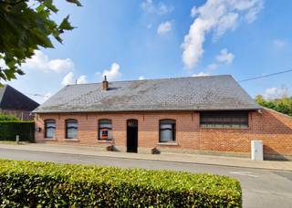 <strong>Op zoek naar een renovatieproject met karakter én potentieel?</strong><br />Deze authentieke langgevelhoeve (148 m² bewoonbare oppervlakte) ligt in alle rust en vormt de perfecte basis om jouw droomwoning te creëren. De royale zolder — nu nog onbenut — biedt zeeën van ruimte voor extra slaapkamers, een tweede badkamer of een inspirerende hobbyruimte.<br /><br /><strong>Locatie:</strong><br />Landelijk en rustig, maar toch vlot bereikbaar. Op wandelafstand vind je het natuurdomein Ter Heide en het idyllische meer van Rotselaar – een paradijs voor wandelaars en natuurliefhebbers.<br /><br /><strong>Indeling:</strong><br />• Ruime, lichte leefruimte<br />• Functionele keuken<br />• Berging met extra opslag<br />• Badkamer met douche en toilet<br />• 2 slaapkamers op het gelijkvloers<br />• Grote zolder met uitbreidingsmogelijkheden<br /><br /><strong>Buiten:</strong><br />• Aangebouwde schuur: perfect voor opslag of creatieve projecten<br />• Losstaande garage voor 1 wagen<br />• Tuinberging<br />• Sfeervolle tuin rondom de woning<br /><br /><strong>Waarom kiezen voor deze hoeve?</strong><br />Omdat je houdt van rust, ruimte en het authentieke karakter van oude hoeves. En omdat je weet dat een renovatie dé kans is om alles naar je hand te zetten. Met de juiste aanpak transformeer je deze plek tot een unieke gezinswoning of charmant landelijk verblijf.<br /><br />📞 Interesse? Bel 0476 51 03 51.