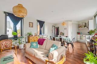 <p><span>Ontdek dit ruime en lichtrijke duplexappartement op een toplocatie in het centrum van Vilvoorde, met winkels, horeca en openbaar vervoer op wandelafstand. Bij het binnenkomen komt u meteen terecht in de aangename leefruimte, waar de grote raampartijen voor veel natuurlijk licht zorgen. De ruimte biedt plaats aan een gezellige zithoek, eethoek en keuken, die samen een mooi geheel vormen. Vanuit de leefruimte heeft u eveneens toegang tot de douchekamer, voorzien van een wastafel en aansluitingen voor wasmachine en droogkast. Op de bovenverdieping wacht de grote troef: een indrukwekkend ruime slaapkamer van maar liefst 41 m², sfeervol gelegen onder het schuine dak en met tal van inrichtingsmogelijkheden. Een ideale combinatie van ruimte, licht en een centrale ligging. Extra troef: geen gemeenschappelijke lasten of provisies.</span></p>