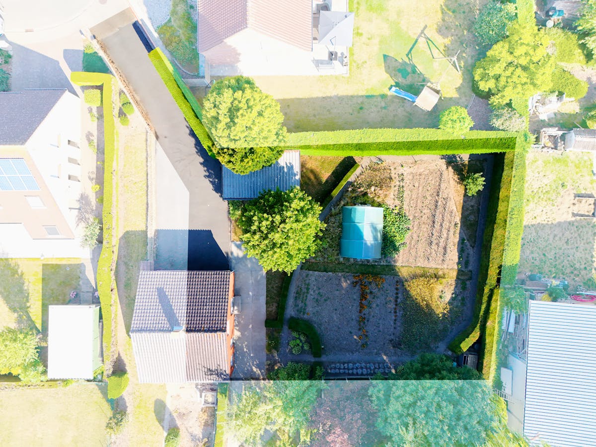 Bouwgrond van 554 m² met uitweg, garage en carport - foto 2