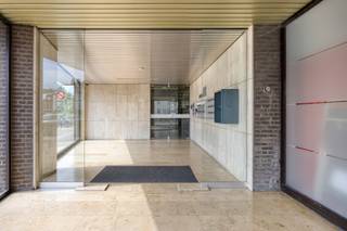Op de Markt van Geel bevindt zich dit instapklaar appartement. Dankzij de uitstekende ligging bevinden alle mogelijke faciliteiten zich in de direct omgeving. Verder is er veel parkeerruimte voor de deur en genieten we van een vlotte verbinding met de omliggende gemeenten.<br /><br />Beschrijving::<br />Via de lift bereiken we dit appartement op de eerste verdieping. De inkomhal brengt ons naar de open keuken die naadloos overgaat naar de leef-en eetruimte. De volwaardige slaapkamer en een naastgelegen badkamer die uitgerust is met een douche en een wastafel vervolledigen het appartement. De badkamer beschikt daarnaast over de nodige voorzieningen voor een wasmachine en droogkast. Verder brengt het appartement ons nog een apart gastentoilet en een praktische berging.<br /><br />Extra:<br />- Energiezuinig EPC label: B<br />- Conforme elektriciteit<br />- Veel parkeermogelijkheden in de straat<br /><br />Voor meer informatie of een bezoek, neem contact met ons op via info@vastengoed.be of bel naar 014/72 73 74.<br /><br />Wenst u een gratis schatting van uw eigendom? Neem contact met ons op via 014/72 73 74.