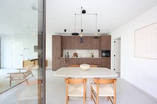 <p>Nieuwbouw appartement in het centrum van Grimbergen met 2 slaapkamers en 2 terrassen.</p><p><br /></p><p>Gelijkvloers appartement in het centrum in de schaduw van de Sint-Servaasbasiliek met 2 slaapkamers en 2 terrassen.</p><p>Het appartement is als volgt ingedeeld:</p><p>Inkomhall met vestiaire en apart toilet, living met open keuken en toegang tot het terras 11,44m² met zicht op de binnentuin. Nachthall met berging met aansluiting voor wasmachine en droogkast,  2 slaapkamers, beide slaapkamers hebben toegang tot het terras 10,66m², douchekamer.</p><p><br /></p><p><strong>Troeven:</strong></p><ul><li>in het centrum gelegen</li><li>op wandelafstand van winkels en openbaar vervoer</li><li>in de omgeving van het Prinsenbos</li><li>Bijna Energie Neutraal</li><li>Fietsenstalling</li><li>2 aangename terrassen</li></ul><p><br /></p>