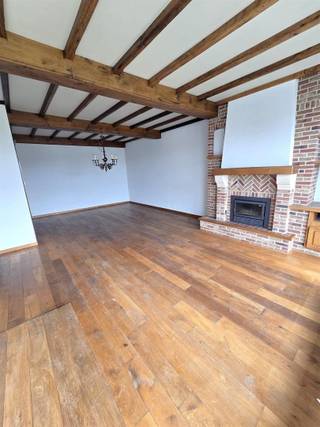 <p><span><span><u>Charmant appartement met 2 terrassen op de 5de verdieping.</u></span></span></p><p><span><span>Het appartement is gelegen op de hoogste verdieping van een appartementsgebouw, in een rustige residentiële wijk van Edegem, vlakbij het park Romeinse Put. Op wandelafstand van bushalte en winkels. </span></span></p><p><span><span>De indeling:</span></span></p><p><span><span>Een ruime woonkamer met veel lichtinval en uitzicht op het mooie parkje aan de voorzijde. De woonkamer beschikt over een sfeervolle schouw met inbouwkachel. De houten vloeren geven het interieur charme en warmte. Aanpalend aan de woonkamer bevindt zich de ingerichte keuken met toegang tot een klein terras. Aan de achterzijde bevinden zich de twee slaapkamers, waarvan één met toegang tot het terras over de volledig breedte van het appartement. Badkamer met lavabomeubel en moderne inloopdouche. Aparte wc.</span></span><br /><span><span>Privatieve kelder in het gebouw. Verder is er ook een gemeenschappelijke fietsenberging voorzien op de ondergrondse verdieping. </span></span><br /><span><span>Elektriciteit is conform. Asbest veilig.</span></span></p><p><span><span>Dit appartement combineert comfort en karakter. Perfect voor wie op zoek is naar een gezellige woonomgeving met voldoende ruimte.</span></span></p><p><span><span><strong><u>Pluspunten</u>:</strong></span></span></p><ul><li><p><span><span>Uitstekende ligging met mooi uitzicht</span></span></p></li><li><p><span><span>Gunstig EPC</span></span></p></li><li><p><span><span>Instapklaar</span></span></p></li></ul><p><span><span>Opgenomen in het maatregelen register: neen.</span></span></p>