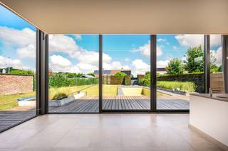 Volledig instapklare halfopen bebouwing met prachtige zongerichte tuin. Dankzij de perfecte oriëntatie geniet u de hele dag van licht en zon op een centrale locatie vlakbij het centrum van Varsenare. De indeling is als volgt: een inkomhal met vestiaire, een ruime en lichtrijke leef- en eetruimte en een volledig geïnstalleerde tijdloze open leefkeuken met een prachtig zicht op de tuin. Verder bevindt zich op het tussenverdiep een kamer met inbouwkasten (voute). Op de eerste verdieping vindt u een ruime slaapkamer met aanpalende dressing, een stijlvolle badkamer met ligbad, inloopdouche, dubbele wastafel, badkamermeubel en sauna, derde slaapkamer. Buiten geniet u van een fraai aangelegde, perfect georiënteerde tuin met tuinhuis, zwembad en terras. Bovendien beschikt de woning over een droge kelder. Als extra troef bestaat de mogelijkheid om het naastgelegen perceel grond aan te kopen. Nieuwe CV op aardgas, vloerverwarming,... Zeer net onderhouden en instapklare woning met karakter.<br /><br />Voor verdere informatie of een vrijblijvend bezoek contacteer je Sebastien 0477090909.