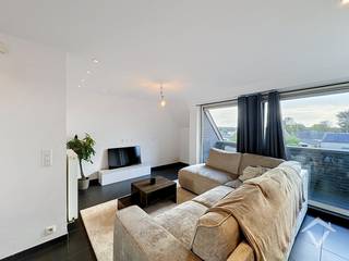 Appartement op het tweede en derde verdiep, bestaande uit: inkomhall - living met open keuken - berging - 1 slaapkamer met bureauruimte - wc - badkamer met lavabo/bad/aparte douche - 2 terrassen (voorkant app. 7,50 m² en achterkant app. 4 m²). <br /><br />De keuken is voorzien van: elektrisch fornuis, dampkap, vaatwas, frigo met diepvriesvak, microgolf combi-oven. Overal inbouwspots, de ruimten zijn voorzien van TV-distributie, internetaansluiting en surround-systeem. <br /><br />Centrale ligging te Koekelare (De Mokker) met alle mogelijkheden van openbaar vervoer en winkels zoals bakkerij/beenhouwerij/apotheek. <br /><br />Vrij vanaf 1/01/2027. Huurprijs 625 €/mnd (syndickosten inbegrepen).