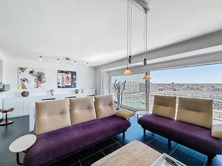 Appartement te koop te Blankenberge met panoramisch zicht op de jachthaven en het hinterland.De ruime leefruimte met veel lichtinval en ingemaakte kasten geeft toegang tot een zonnig balkon. De keuken is uitgerust met kwalitatieve toestellen: keramische kookplaat, combi-oven, vaatwasser, dampkap en koelkast met diepvries. Er zijn 2 slaapkamers met ingebouwde kasten, een 3e kamer als berging, dressing of kinderkamer en een extra terras achteraan. De badkamer beschikt over bad/douche, lavabomeubel, hangtoilet en wasmachine-aansluiting. Afzonderlijk gastentoilet en extra berging aanwezig. Het appartement is instapklaar, kan gemeubileerd gekocht worden, en heeft tijdloze vloertegels, HR-glas, condenserende gasketel en EPC-label B. Gemeenschappelijke fietsenstalling, slechts 1 appartement per verdieping. De achtergevel en dak werden recent vernieuwd, alsook de koud waterleidingen en CV leidingen.Wens je meer informatie of een bezoek aan dit appartement te koop? Contacteer dan Céline Desmet op het nummer 0472 18 38 50 of per mail via celine.desmet@dewaele.com