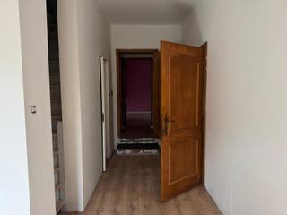 Gelegen in de gegeerde villawijk Hoge Bergen bevindt zich deze ruime laagbouwvilla op een uitzonderlijk perceel van maar liefst 2.760 m². De woning biedt een uitstekende basis voor wie op zoek is naar een ruime gezinswoning met potentieel en de mogelijkheid om ze volledig naar eigen smaak af te werken.
De renovatiewerken aan de woning werden reeds aangevat, maar er is nog een aanzienlijke verdere afwerking en renovatie nodig. Hierdoor biedt het pand de kans om de woning verder te moderniseren en in te richten volgens de wensen van de nieuwe eigenaar.
De villa beschikt over minstens vier slaapkamers en twee badkamers en is voorzien van een vaste trap, wat zorgt voor extra mogelijkheden naar indeling en benutbare ruimte. Daarnaast beschikt het eigendom over een groot bijgebouw, ideaal als garage, atelier, opslagruimte, hobbyruimte of voor andere doeleinden.
Het ruime perceel van 2.760 m² biedt volop privacy, groen en mogelijkheden. Dankzij de combinatie van de rustige ligging in de villawijk, de royale perceeloppervlakte, de ruime woning en het grote bijgebouw vormt dit eigendom een interessante opportuniteit voor wie op zoek is naar een villa met veel ruimte en renovatiepotentieel.
Een ruime laagbouwvilla op een prachtig perceel, met reeds aangevatte renovatiewerken en tal van mogelijkheden om er een unieke thuis van te maken.