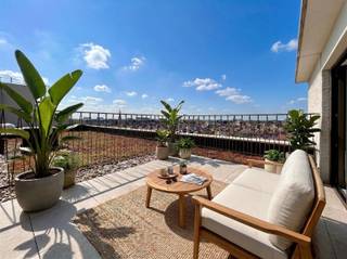 <p><span>ANVERS - Zurenborg</span><span> : Duplex-penthouse avec 3 chambres, 3 terrasses et 2 places de parking dans le centre animé. Score PEB-A.</span></p><p><span> </span></p><p><span>DESCRIPTION : </span></p><p><span>Situé dans le quartier très prisé de Zurenborg, cet emplacement combine la vie urbaine animée avec un cadre de vie agréable, à quelques pas de la gare centrale, de nombreux cafés branchés et de commerces locaux.</span></p><p><span>Ce duplex-penthouse lumineux et spacieux est situé aux 8ième et 9ième étage d'un impressionnant projet de construction récente.</span></p><p><span>Grâce à sa situation centrale, les commerces de proximité et les principales voies d'accès sont facilement accessibles, tandis que le centre-ville est également accessible à pied.</span></p><p><span> </span></p><p><span>Depuis le hall d'entrée avec vestiaire et toilette, on accède d'abord à la cuisine ouverte avec îlot. </span></p><p><span>Elle est équipée d'appareils Bosch encastrés de qualité, notamment un four et un four à vapeur, un micro-ondes, un réfrigérateur et un congélateur, complétés par une plaque à induction AEG. </span></p><p><span>La cuisine s'intègre parfaitement dans le salon spacieux et lumineux, qui bénéficie également d'une agréable lumière naturelle grâce à ses nombreuses fenêtres.</span></p><p><span> </span></p><p><span>Les terrasses sont directement reliées au salon et se trouvent à l'avant et sur le côté de l'appartement, offrant une belle vue sur la ville. </span></p><p><span>L'escalier mène au hall de nuit avec toilette et débarras équipé de branchements pour lave-linge et sèche-linge. À l'arrière se trouvent deux chambres à coucher, ainsi qu'une deuxième salle de bains équipée d'un double lavabo et d'une baignoire. </span></p><p><span> </span></p><p><span>À l'avant de l'appartement se trouve la chambre principale avec une salle de bains attenante équipée d'une douche et d'un lavabo. </span></p><p><span> </span></p><p><span>Une cave est incluse. </span></p><p><span>Deux places de parking doivent être achetées obligatoirement au prix de 30 000 € chacune. </span></p><p><span> </span></p><p><span>PARTICULARITÉS :</span></p><p><span> </span></p><p><span>- Situation centrale à proximité des parcs, des écoles et des voies d'accès</span></p><p><span>- Charges communes : 200 €/mois (électricité et entretien des parties communes, assurance, gestion, ascenseur)</span></p><p><span>- Score PEB-A</span></p><p><span>- Surface utile selon l'EPC : 132 m²</span></p><p><span> </span></p>