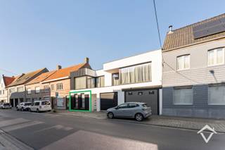 Dit mooi instapklaar appartement is gelegen op het gelijkvloers van een kleine residentie te Leke, bestaande uit 3 appartementen. <br /><br />Het appartement bestaat uit: inkomhal - toilet - living - keuken - terras - tuin - berging - nachthal - 2 slaapkamers - badkamer - garage - gemeenschappelijke fietsenberging.<br /><br />Kortom een lichtrijk nieuwbouwappartement waar u intens kunt genieten van een unieke woonbeleving.<br /><br />Troeven: <br />- centrale ligging <br />- zéér gunstig EPC 11 kwh / (m²jaar), BEN<br />- attest goedgekeurde elektriciteit<br />- instapklaar<br /><br />Direct vrij. Huurprijs 775 €/mnd.