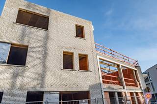 De werken zijn gestart! <br /><br />Aankoop onder 6% btw mogelijk, indien je aan de voorwaarden voldoet. <br /><br />In het rustige en landelijke Sint-Amands wordt de kleinschalige residentie Delang opgetrokken. Het project bevindt zich op een uitstekende locatie, op wandelafstand van scholen, winkels en openbaar vervoer. Bovendien bevindt de residentie zich vlakbij de Schelde, waar je een aangename wandeling kan gaan maken. Het gebouw springt meteen in het oog door de sfeervolle, aangename gevel die de nodige rust uitstraalt.<br /><br />Het project is gelegen op de hoek van de Romain Steppestraat en de Emmanuel Rollierstraat en zal bestaan uit 8 praktisch ingerichte appartementen met 2 of 3 slaapkamers en ruime terrassen.<br />De doorrit geeft toegang tot de 13 autostaanplaatsen (waarvan 7 overdekt en 6 niet-overdekt) die zijn gelegen achteraan de residentie.<br />Verder vinden we nog een gemeenschappelijke fietsenberging.<br /><br />De units zullen bijna-energieneutraal zijn en voldoen aan de huidige energienormen. <br />Er wordt oa. gebruik gemaakt van warmtepompen, een ventilatiesysteem type D en zonnepanelen.<br /><br />Er wordt gestreefd naar een kwalitatieve afwerking tot in de puntjes. De inrichting kan zelf gekozen worden.<br /><br />De absolute troeven van dit appartement zijn de twee terrassen, de grote raampartijen en de praktische indeling. <br /><br />Wens je meer informatie over dit kwalitatieve nieuwbouwproject?<br />Contacteer ons gerust via yordi@julimmo.be of 0473 76 18 07.