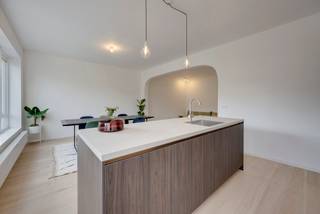 Pulhof op z’n zonnigstIn de Pulhofwijk, een rustige en bijzonder gewilde buurt met winkels, scholen en openbaar vervoer op wandelafstand, verwelkomen...