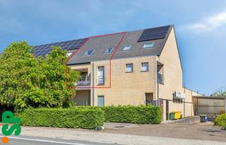 Modern appartement, nabij het centrum van Geel.<br /><br />Op zoek naar een appartement op in de buurt van scholen, winkels, restaurants en openbaar vervoer? Ontdek dit appartement op de eerste verdieping gelegen in een nabij het centrum van Geel.<br /><br />Indeling:<br />Men komt binnen in de inkomhal met toegang tot het gastentoilet. Van hieruit kan men naar de open keuken (kasten, vaatwasser, spoelbak, dampkap, keramisch kookvuur, oven en koelkast) met eetkamer die overloopt naar de living. <br />Op de tweede verdieping bevinden er zich 3 slaapkamers en ingerichte badkamer (tegels, dubbele lavabomeubel, bad, douche, toilet)<br /><br />Verder beschikt het appartement nog over een ruim terras aan de voorkant van de woonst dat bereikbaar is via de eetkamer en een tweede terras die bereikbaar is via de living. Alsook een autostaanplaats aan de voorkant van het gebouw. <br /><br />Troeven van dit appartement:<br />- Centrale ligging<br />- EPC-label B (126 kWh/m²)<br />- Ideale investeringsoppertuniteit <br />- autostaanplaats aanwezig<br />- ...<br /><br />Dit appartement combineert een gunstige ligging en een interessant rendement. Perfect voor zowel eigen bewoning als investering!<br /><br />Voor meer informatie of een bezoek ter plaatse, kan u contact opnemen met IMMO SP via 014 59 10 20 of mailen naar info@immosp.be. Benieuwd naar de waarde van uw eigen woning? Vraag vrijblijvend een gratis verkoopanalyse aan – wij helpen u graag verder!