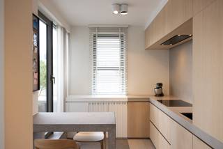 <p>In het hart van de zeer gegeerde Europese wijk, op een steenworp van het Leopoldpark, ontdekt u dit prachtige penthouse van ± 112 m², aangevuld met 2 aangename terrassen van ± 16 en 8 m², die een echte verlenging vormen van de leefruimte.<br /><br />Gelegen in een gebouw uit 2014 dat zich in zeer goede staat bevindt, weet dit pand te overtuigen door zijn comfort, functionaliteit en uitzonderlijke ligging. Het appartement werd in 2021 gerenoveerd door een gerenommeerde architecte en bestaat uit een inkomhal met vestiaire, een lichtrijke leefruimte van ± 43 m², een volledig uitgeruste keuken, een nachthal, 2 mooie slaapkamers van ± 17 en 13 m², een badkamer, een douchekamer, een wasruimte, een apart toilet en een kelder (0.32). De prijs omvat één parkeerplaats (0.43) ter waarde van € 30.000. Een tweede parkeerplaats (0.10) is optioneel beschikbaar (+ € 30.000).<br /><br />Het appartement werd ontworpen met het oog op praktisch en comfortabel dagelijks wonen en beschikt bovendien over hoogwaardige voorzieningen: op maat gemaakte ingebouwde kasten met geïntegreerde verlichting, collectieve verwarming op gas, dubbele beglazing, ventilatiesysteem met dubbele luchtstroom, airconditioning, veiligheidsdeur, thermostaat, evenals een fietsen- en kinderwagenberging in het gebouw.<br /><br />Lasten: ± € 175/maand, inclusief de gemeenschappelijke kosten, syndicus en verzekering.<br />Vrij bij akte.<br />EPC: C.<br />Afmetingen ter indicatie.</p>