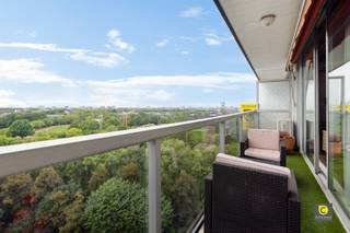 <p><span>Appartement spacieux et lumineux avec 4 SLPKS, 3 BDKS, 2 terrasses et vues panoramiques !</span></p><p><span>Ce grand appartement, avec un excellent EPC A et plein de potentiel, est situé au 11ème étage d'un immeuble avec ascenseur. Les vastes terrasses offrent de belles vues dans un environnement calme et verdoyant. Avec un emplacement de choix sur la très convoitée Fruithoflaan, les magasins, les restaurants, les écoles, les parcs, les installations sportives, les transports publics et les principales voies d'accès sont toujours à proximité. L'appartement est sécurisé contre l'amiante, dispose de 2 pompes à chaleur combinées à 3 unités de climatisation, offre de nombreuses possibilités pour les familles nombreuses, le bureau à domicile, l'espace hobby/atelier, les chambres d'hôtes, la co-habitation, ... et est disponible immédiatement.</span></p><p><span> </span></p><p><span>En ce qui concerne une éventuelle rénovation future, les possibilités sont infinies grâce à la présence limitée de structures porteuses. Cela vous permet d'adapter l'aménagement à vos souhaits et à votre style, sans aucune restriction. Que vous rêviez d'un espace de vie ouvert de type loft ou d'un réaménagement différent et moderne des pièces, cet appartement vous donne la liberté de réaliser pleinement vos souhaits de vie. L'agencement actuel est le suivant :</span></p><p><span> </span></p><p><span>Hall d'entrée, espace de vie &amp; cuisine :</span></p><p><span>Le hall d'entrée avec vestiaire aménagé et vidéophone permet d'accéder à l'immense espace de vie sur un beau parquet. Celui-ci est baigné de lumière naturelle, peut être transformé en extension de terrasse pendant les mois d'été et dispose de 2 unités de climatisation et de brise-soleil électriques. La cuisine semi-ouverte a été joliment intégrée à l'espace de vie, offre beaucoup d'espace de travail et de rangement et est équipée d'une plaque vitrocéramique, d'un four, d'un micro-ondes, d'un lave-vaisselle, d'un réfrigérateur-congélateur et d'un double évier. Avec le temps, la cuisine peut facilement être ouverte pour créer un îlot de cuisson moderne au cœur de la maison.</span></p><p><span> </span></p><p><span>Hall de nuit, toilettes &amp; buanderie :</span></p><p><span>Les halls de nuit avec d'authentiques lucarnes vous conduisent aux chambres et aux salles de bains. Ils abritent également deux toilettes séparées avec lave-mains ainsi qu'une buanderie séparée.</span></p><p><span> </span></p><p><span>Chambres &amp; salles de bains :</span></p><p><span>L'appartement comprend 4 chambres à coucher de taille normale avec placards, toutes équipées de l'air conditionné et d'un accès direct aux terrasses. L'appartement comprend 2 salles de bains avec baignoire/douche, lavabo et un troisième WC  ainsi qu'une salle de douche avec lavabo et armoire de toilette. Les 3 salles de bains ont été bien entretenues, sont prêtes à l'emploi et offrent de belles perspectives pour d'éventuels rafraîchissements.</span></p><p><span> </span></p><p><span>Terrasses, caves, car ports, garage box &amp; garage à vélos :</span></p><p><span>La terrasse orientée au SO, adjacente à l'espace de vie, est reliée à la terrasse orientée au NO, à l'avant, toutes deux équipées d'un éclairage encastré. Vous pouvez ainsi profiter du soleil et de l'ombre à tout moment de la journée. Au total, vous disposez d'environ 46m² d'espace extérieur, chaque fois accompagné de belles vues. 3 caves spacieuses et sèches sont incluses. Un garage box souterrain avec portail automatique peut être acheté en option à € 27.500. Il y a également 2 places de parking souterraines disponibles à € 17.500/unité. Les bicyclettes peuvent également être stockées en toute sécurité dans le complexe de garage souterrain à tout moment. </span></p><p><span> </span></p><p><span>Autres atouts :</span></p><p><span>- Mobiscore : 9.2/10 - 188 m² cfr. EPC - EPC A - 2 pompes à chaleur avec 6 unités de climatisation - Panneaux solaires GD - Sécurité amiante - 3 caves, 2 places de parking, 1 garage box et garage à vélos - 2 terrasses avec belle vue</span></p><p><span> </span></p>