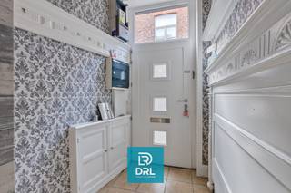 Deze charmante stadswoning is ideaal gelegen in het rustige gezellekwartier van de Brugse binnenstad, vlakbij Sint-Annakerk. Ze combineert comfort met een uiterst centrale ligging. Dankzij grote raampartijen en lichtkoepels geniet de woning van een aangename lichtinval de ganse dag door. In de inkomhal is een kelderfietsberging (spinde) en een gastentoilet. De aangename leefruimte, met grote keuken biedt uitzicht op het gezellige tuintje en geeft via een trapje toegang tot de 'voute'. Op de eerste verdieping is er een ruime slaapkamer en een 'slaapnis'. De 2e kleine slaapkamer bevindt zich tussen de slaapkamer en de slaapnis. De badkamer bevindt zich op de gelijkvloerse verdieping. Het aangename, zonnige stadstuintje is voorzien van een tuinhuis/berging. Er is een garagepark in de onmiddellijke omgeving waar regelmatig garages te huur zijn. Kortom een de geschikte woning voor wie rustig wil wonen met alle stadsvoorzieningen binnen handbereik. <br />Er wordt een bezoekmoment georganiseerd op zaterdag 18/04/2026. De woning is beschikbaar vanaf 15/05/2026.<br />Bezoek inplannen kan via e-mail mits het voorleggen van bewijs van inkomsten (laatste 3 maanden).<br />Contacteer DRL VASTGOED, info@drlvastgoed.be, 050 65 95 95