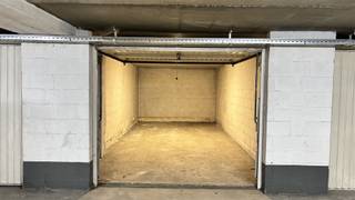 Gedaan met betalen van parkeerboetes, gedaan met betalen van grote rekeningen om te parkeren in Turnhout. Deze afgesloten garagebox, die bevindt...