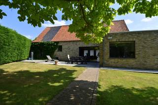 In een rustige, landelijke omgeving in Sint-Eloois-Winkel (Ledegem) bevindt zich deze alleenstaande woning met verrassend veel mogelijkheden...
