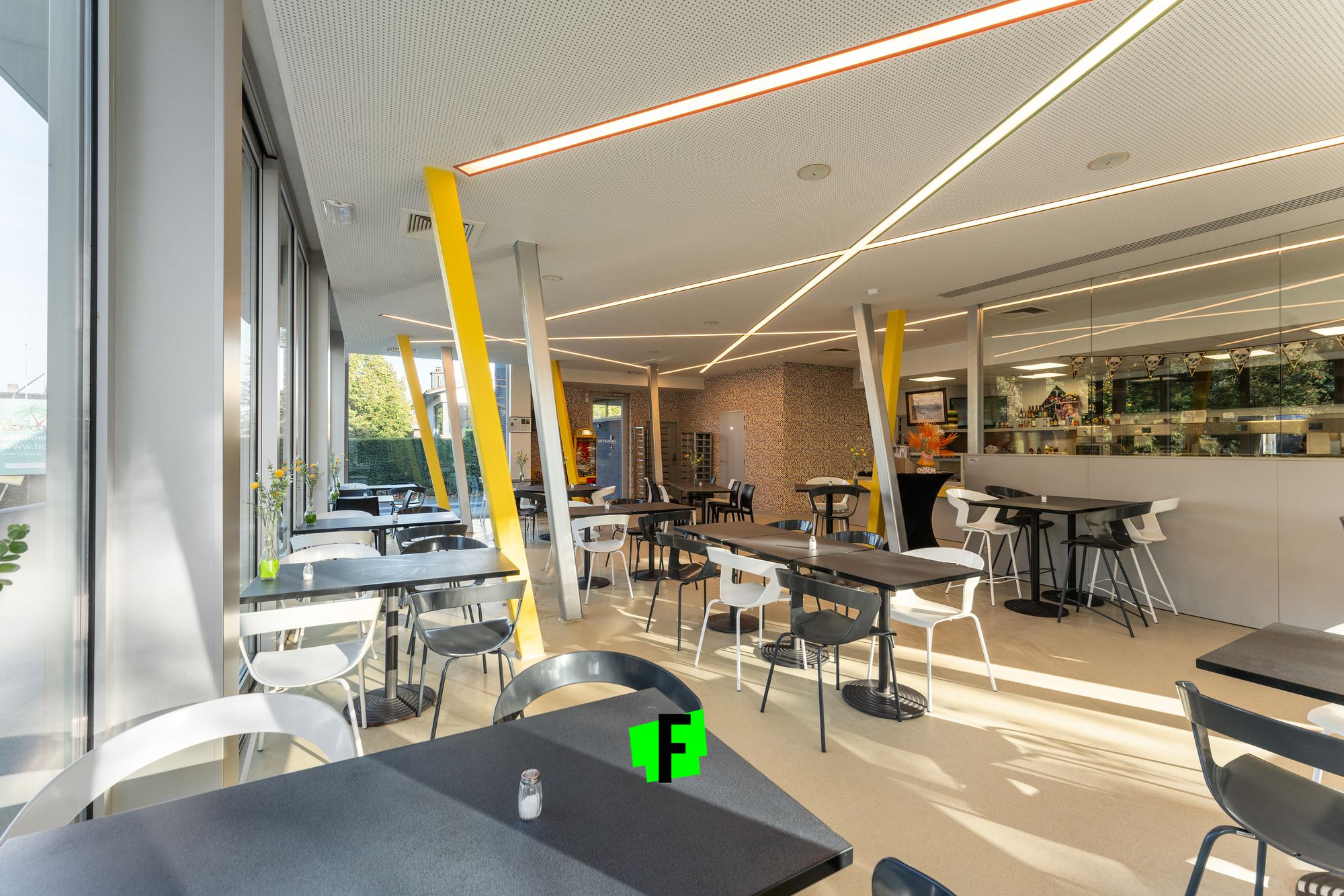 Uniek handelseigendom met 2 verhuurde appartementen te koop op uiterst interessante ligging in Diksmuide - foto 5