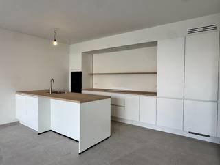 Een landelijke setting, moderne uitstraling en hoogwaardige materialen, dat is het minste wat je van residentie Michel &amp; Maurice mag verwachten. Dit nieuwbouwproject in het hartje van Wielsbeke zal heel wat puntjes op je verlanglijstje afvinken. Of je nu op zoek bent naar een startersflat, een gezinswoning of een goede investering, je vindt het hier. De residentie biedt zowel één-, twee- als drieslaapkamerappartementen waarin praktisch wooncomfort centraal staat. Alle flats beschikken over een mooi zonneterras met zicht op de gezellige binnentuin, het kloppend hart van de residentie. De ideale plek om je buren te ontmoeten en zwoele zomeravonden door te brengen.<br /><br />De open indeling geeft elk appartement een erg ruimtelijk gevoel. Ben je een eerder een stadsmens? Ga dan voor een appartement aan de Rijksweg en volg wat er leeft in Wielsbeke, zelfs vanuit je luie stoel. Heb je het meer voor rust en ruimte? Dan zal het weidse uitzicht van de appartementen in de Molenstraat je zeker charmeren.<br /><br />In residentie Michel &amp; Maurice is er voor elk wat wils!<br /><br />Ontdek het zelf en vraag hier verdere info aan.