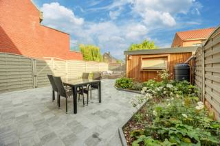 <span>In het groene</span><strong><span> </span>Moerzeke</strong><span>, nabij de Schelde, bevindt zich deze </span><strong>instapklare woning met 3 slaapkamers</strong><span> en een ruim terras. Op het gelijkvloers is er een aangename </span><strong>leefruimte</strong><span> en een </span><strong>volledig geïnstalleerde keuken<span> </span></strong><span>met zicht op de buitenruimte. Verder zijn er een </span><strong>apart toilet</strong><span>, een praktische </span><strong>berging</strong><span> en een afzonderlijke </span><strong>wasruimte<span> </span></strong><span>met plaats voor wasmachine en droogkast. Op de verdieping bevinden zich </span><strong>3 slaapkamers</strong><span> en een moderne </span><strong>badkamer met<span> </span></strong><span>zowel ligbad als douche. Achteraan biedt het </span><strong>ruime terras van ongeveer 45 m²</strong><span> volop plaats om buiten te eten en te ontspannen. Het terras is bovendien praktisch bereikbaar via een </span><strong>aparte toegang</strong><span> langs de zijkant. Daarnaast is er een </span><strong>tuinberging<span> </span></strong><span>van ongeveer 12 m², ideaal voor fietsen, tuinmeubilair en extra opslag. Ook technisch zit de woning goed, met </span><strong>driedubbele beglazing</strong><span>, </span><strong>EPC-label C</strong><span>, verwarming op aardgas, een </span><strong>conforme elektrische installatie</strong><span> en een </span><strong>asbestveilig attest</strong><span>. De woning ligt in een rustige omgeving, met mooie </span><strong>wandel- en fietsroutes langs de Schelde en de dijken</strong><span> in de buurt. Ook het dorpscentrum, dagelijkse voorzieningen en de omliggende gemeenten zijn vlot bereikbaar.</span>