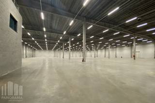 <strong>Logistiek pand</strong> te huur, bestaande uit een <strong>magazijn van 4.373 m²</strong> in combinatie met <strong>187 m² kantoorruimte</strong>.<br />Gelegen nabij Luchthaven Luik, met directe toegang tot de<strong> E313</strong> en <strong>E40,</strong> biedt dit pand een uitstekende bereikbaarheid.<br /><br />Het magazijn beschikt over een <strong>vrije hoogte van 10,6 m</strong>, twee laad- en losdocks, een gelijkvloerse roldeur, LED-verlichting met een lichtsterkte van 500 lux, zonnepanelen, gasverwarming en een sprinklerinstallatie, wat zorgt voor energie-efficiëntie en optimale operationele omstandigheden.<br /><br />De kantoorruimte van 187 m² is uitgerust met een warmtepomp. Daarnaast zijn er<strong> 10 parkeerplaatsen</strong> beschikbaar voor personeel en bezoekers.<br />Onmiddellijk beschikbaar!<br /><br />Contacteer <strong>PANORAMA B2B </strong>voor bijkomende (technische) inlichtingen, plannen of een vrijblijvend plaatsbezoek via 0479 70 70 70.