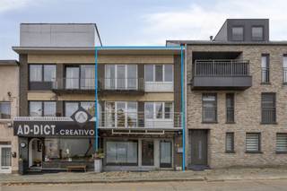 TE KOOP: Investeringspand met ruime handelsruimte en duplex-appartement (3 slpks) in Genk!In de Hoefstadstraat te Genk vindt u dit veelzijdige...