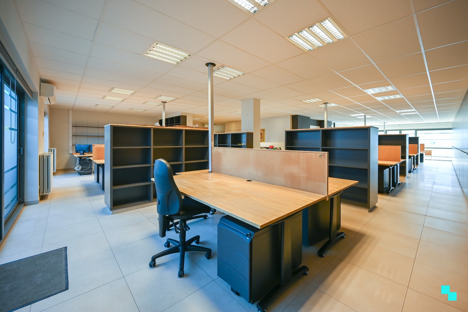 Uiterst commercieel en vlot bereikbaar handelspand (340 m²) te Izegem - foto 1