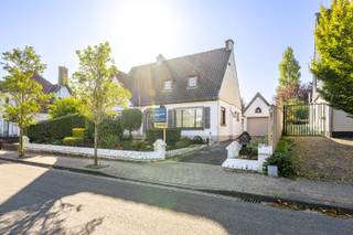 - Ideal location with easy access: Albrecht Rodenbachlaan 12 in Lauwe<br />- Spacious open building on a large plot (1,283 m²)<br />- Living space with open kitchen<br />- Cozy veranda<br />- 2 ground floor bedrooms<br />- 2 bedrooms on the first floor<br />- Bathroom with sink and shower/bath<br />- Basement<br />- Separate garage with driveway for 3 cars<br />- South-facing garden with terrace and plenty of storage space<br />- EPC: 387 kWh/m²/year, label D (no renovation obligation)<br />- From € 399,000
