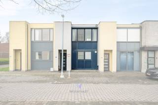 Ben je op zoek naar een gezellige, instapklare woning op een TOPlocatie? GEVONDEN!!!!Het openbaar vervoer en winkels zijn allemaal gelegen op...