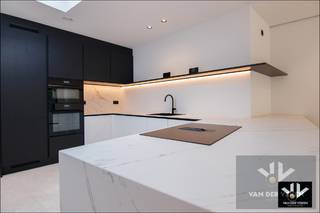 Volledig gerenoveerde, instapklare en energiezuinige rijwoning met 4 slaapkamers, 2 badkamers, zonnig terras, omheinde tuin en toegang achteraan...