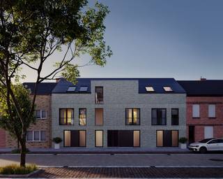 Ontdek deze nieuwe, tijdloze woningen in Puurs Sint-Amands, perfect gelegen nabij winkels, scholen (inclusief secundair onderwijs op slechts 2,5 km afstand), restaurants en het openbaar vervoer (met een bushalte op slechts 200 m). Met gemakkelijke toegang tot de A12 ben je snel in Antwerpen of Brussel. Geniet van een unieke mix van natuur en cultuur, gelegen nabij het Fort van Breendonk en het Hof van Coolhem.
Dit stijlvolle woonproject bestaat uit vier woningen: drie met zowel een gelijkvloerse als eerste verdieping, één woonunit gelegen op de tweede verdieping met aanpalend terras (toegankelijk via een lift). Elke woning is uitgerust met een inkomhal met toilet, een lichtrijke woon- en eetkamer, een open keuken, een bergruimte, 2 of 3 slaapkamers, een badkamer, een aangelegde tuin, een fietsenberging en een carport, bereikbaar via de achterliggende straat, Schoubroek. In de prijs is reeds één carport met berging inbegrepen, er is mogelijkheid om een tweede carport met berging bij aan te kopen.
Kies zelf de afwerkingsmaterialen voor de keuken, badkamer, vloeren en binnendeuren (inbegrepen in de prijs) en creëer jouw eigen thuis op maat. Dankzij het gebruik van een warmtepomp in combinatie met vloerverwarming en zonnepanelen blijft jouw toekomstige energiefactuur onder controle.
Voor eigen bewoning of als een rendabele investering: dit project is telkens een prima keuze! Contacteer ons en ontdek alle mogelijkheden.