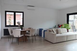 Bent u op zoek naar de perfecte combinatie van moderne luxe, energiezuinig wonen en een rustige, kindvriendelijke omgeving? Dan is deze recent gerenoveerde villa precies wat u zoekt.<br /><br />Gelegen in een uiterst rustige doodlopende straat, in een charmante woonwijk nabij scholen, winkels en openbaar vervoer, combineert deze woning privacy met een uitstekende bereikbaarheid.<br /><br />Troeven van de woning<br />Recent totaal gerenoveerd<br />Een ruime lichtrijke woonkamer met grote raampartijen<br />4 slaapkamers + bureau/polyvalente ruimte<br />High-end keuken<br />Parkeermogelijkheden voor 4 tot 8 wagens en laadpaal<br />Zonnepanelen<br />Nieuwe Vaillant hoogrendementsketel en boiler<br />Domotica voor verlichting en rolluiken<br />Airco<br />Gunstig EPC<br />Elektriciteit en gas conform<br />Asbestveilig<br /><br />Bij het betreden van de woning komt u binnen in een lichtrijke inkomhal. Het gelijkvloers is praktisch en ruim ingedeeld en biedt:<br /><br />Een gezellige woonkamer met grote raampartijen en prachtig zicht op terras, tuin en groen<br />Een hoogwaardige keuken uitgerust met Siemens-toestellen, zowel gas- als inductiekookplaat en een ingebouwde Novy dampkap<br />Een praktische berging aansluitend aan de keuken<br />Een slaapkamer op het gelijkvloers<br />Een moderne doucheruimte met toilet<br />Een bureau of polyvalente ruimte, ideaal als thuiswerkplek, speelkamer of hobbyruimte, zou eventueel als slaapkamer kunnen dienen.<br /><br />Op de 1ste verdieping bevinden zich:<br /><br />3 slaapkamers<br />Een moderne badkamer met ligbad<br />Een aparte technische ruimte<br /><br />De zorgvuldig aangelegde tuin straalt rust en privacy uit. Dankzij de ruime oprit met laadpaal is er plaats voor 4 tot 8 wagens.<br /><br />Dankzij de recente renovaties is deze woning volledig instapklaar en toekomstgericht afgewerkt.<br /><br />Vraagprijs: €649.000<br /><br />Interesse of vragen? Neem gerust contact op voor meer informatie of een bezoek.