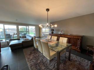 <p>Dit prachtig appartement is gelegen op de eerste verdieping, te bereiken via de lift of trap. <br /><br />Je komt binnen in de inkomhal, via een moderne glazendeur betreed je in de leefruimte of via de deur recht kan je naar het gastentoilet. <br />De leefruimte geniet veel natuurlijke lichtinval dankzij de grote ramen, ook is ze nog eens ruim genoeg voor een zithoek en een eetkamer verder beschikt deze over een Airco. Aangrenzend de leefruimte heb je het overdekte terras, dit prachtige terras is langs buiten ook afsluitbaar, en is dus het hele jaar door te gebruiken. <br /><br />De keuken is uitgerust met een vaatwasser, keramische kookplaat, combi-oven en een koelkast. <br /><br />Er zijn 2 ruime slaapkamers aanwezig. De badkamer is met dubbele lavabo, douche, en een toilet. <br /><br />Verder beschik je nog over een ondergrondse parking en afsluitbare berging. <br /><br />Beschikbaar vanaf 1/11/2026<br /><br />Heb je interesse? Vraag uw bezoek aan via onze website https://www.immovl.be/te-huur/list en druk op de knop '<strong>IK WENS EEN BEZOEK</strong>'.</p>