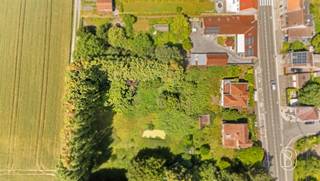 Deze te renoveren woning met aangename tuin is mooi en goed gelegen en biedt enorm veel potentieel. Omheinde tuin, handige oprit, en een degelijke woonst met enorm veel mogelijkheden. Grote aangename ruimtes met lichtinval, degelijke bouw, ideaal voor mensen op zoek naar een eigen project. Bezoek na afspraak met Immo Beguin: info@immobeguin.be