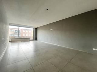 Dit appartement, gelegen op de eerste verdieping van een rustig gebouw, combineert ruimte met een praktische indeling. Bij het binnenkomen betreed...