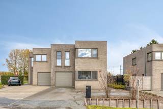 Welkom in deze instapklare, energiezuinige gezinswoning in het rustige, groene Nieuwkerken-Waas.<br />Deze moderne halfopen bebouwing uit 2016 met EPC-label A en zonnepanelen heeft alles in huis om je meteen thuis te voelen. <br /><br />De woning verwelkomt je via een gezellige inkomhal met gastentoilet, en een apart bureelgedeelte, ideaal voor de thuiswerkers of als hobbykamer.<br />De leefruimte heeft een ruimtelijk gevoel met een open keuken en centraal keukeneiland die via de raampartijen uitgeven op het aangelegde terras en fantastische tuin.<br />Aansluitend vind je een praktische berging en de inpandige garage met automatische poort.<br /><br />Op de bovenverdieping zijn er vier slaapkamers, een berging waar de technische installaties zijn geplaatst, en de stijlvolle badkamer volledig uitgerust met ligbad, douche, dubbele lavabo en toilet.<br /><br />Buiten is het puur genieten: de ruime tuin met terras en zwembad vormt de ideale plek om te ontspannen of vrienden te ontvangen tijdens warme zomerdagen.<br />Een tuinhuis zorgt voor extra opbergruimte, de garage en de twee parkeerplaatsen zorgen voor voldoende ruimte voor meerdere auto's. <br /><br />De woning scoort uitstekend op vlak van energie: een EPC-label A, 11 zonnepanelen, een ventilatiesysteem en een regenwaterput van 7.500 liter (aangesloten op het toilet beneden) zorgen voor een duurzame en budgetvriendelijke woonervaring.<br /><br />Vraag gerust meer informatie of plan een bezoek via <strong>info@immo-jet.be of 03 775 44 10</strong>.<br />Wij leiden je met plezier rond in deze prachtige woning in de Uilenstraat 124 te Nieuwkerken-Waas.