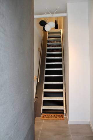 Dit appartement is gelegen nabij de Grote Markt en bevindt zich tussen de Korte en Lange Zoutstraat te Aalst. Dankzij de andere hippe panden in deze straat (o.a. Philimonius) behoort deze straat tot één van de gezelligste straten van Aalst! Het pand beschikt over een oppervlakte van +- 120 m2 met zongericht terras. <br /><br />Het appartement is toegankelijk via een private inkom en gelegen op de eerste verdieping in een gebouw zonder lift. Het appartement bestaat uit een leefruimte met open keuken, twee slaapkamers en een badkamer met ligbad + douche. <br /><br />Dit appartement gelegen in het pittoresk privé straatje “Ingang Levionois”, dat geklasseerd staat als onroerend erfgoed is ideaal voor wie op zoek is naar een ruim appartement op een toplocatie. Huurprijs: 830 EUR/maand. + 35 EUR provisie water. Geen gemeenschappelijke lasten. Beschikbaar vanaf 01/03/2026.