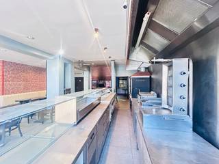 <strong>Ruim handelspand met 3 appartementen met conformiteitsattest<br /><br />Indeling</strong><br /><u>winkel:</u><br />momenteel ingericht als frituur met keuken, ruime berging en uitweg<br /><br /><u>eerste verdiep:</u><br />2 appartementen met epc C<br /><br /><u>tweede verdiep:</u><br />1 appartement met renovatieplicht<br /><br /><strong>Troeven</strong>
<ul><li>elektriciteit appartementen conform</li><li>appartementen actueel verhuurd(totaal €1.425)</li><li>commerciële ligging</li><li>handelspand van +- 200m²</li></ul>
Rendement 9%