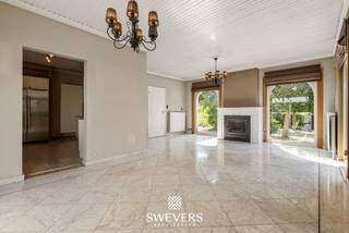 Voor meer info en foto’s, surf naar www.swevers.be – Instapklare open bebouwing op een rustige ligging in Tongeren-Borgloon met een praktische indeling, veel natuurlijke lichtinval en alle comfort voor vandaag én morgen. De woning werd gebouwd in 1971, beschikt over een bewoonbare oppervlakte van 228 m² en werd doorheen de jaren vernieuwd met onder meer een nieuwe verwarmingsinstallatie, een vernieuwde keuken en een tweede badkamer. Op het gelijkvloers vindt u een lichtrijke woonkamer, een ingerichte keuken, veranda, wasplaats, berging, gastentoilet, 4 slaapkamers en 2 badkamers. Buiten geniet u op een onderhoudsvriendelijk perceel van 764 m² met als absolute troef een privézwembad van 3 x 8 meter, ideaal om in alle rust te ontspannen. De woning combineert ruimte, comfort en een doordachte indeling, waardoor ze perfect aansluit bij gezinnen of wie toekomstgericht wil wonen. Bovendien liggen winkels, scholen, kinderopvang, horeca en ontspanning op korte afstand, net als openbaar vervoer en de autosnelweg. Een verzorgde woning met vier slaapkamers, twee badkamers en een rustige, vlot bereikbare ligging. Voor meer informatie, bel 012 699 900. Bron bewoonbare oppervlakte: EPC – verslag. Dit pand is onderworpen aan de renovatieverplichting van de Vlaamse overheid voor residentiële gebouwen (behoudens bij sloop binnen 5 jaar na de aankoop). Consulteer voor meer informatie de website van het Vlaams Energie- en Klimaatagentschap via https://www.vlaanderen.be/een-huis-of-appartement-kopen/renovatieverplichting-voor-residentiele-gebouwen.