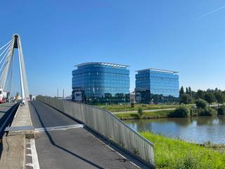 Phenomenally located office of 625 m² on the second floor for rent in the prestigious ‘Blue Towers’ office building in Ghent. This unique building enjoys a strategic location close to the R4 and the cloverleaf motorway, guaranteeing excellent accessibility. <br /><br />The ready-to-use offices have a functional layout and are state-of-the-art. Thanks to the large windows, the space is bathed in natural light, which not only creates a pleasant working atmosphere but also offers impressive views of the surrounding water. The prestigious ‘Blue Towers’ office building exudes class and professionalism and boasts BREEAM Excellent certification, a recognition of sustainability and energy efficiency.<br />Besides the comfort of the workspace, the parking ratio is also a big plus.<br /><br />This location is a godsend for companies that value accessibility, appearance and a professional environment. Do not hesitate to contact PANORAMA B2B GENT KANTOREN for additional technical details, detailed plans or a no-obligation site visit via 09 225 09 02.